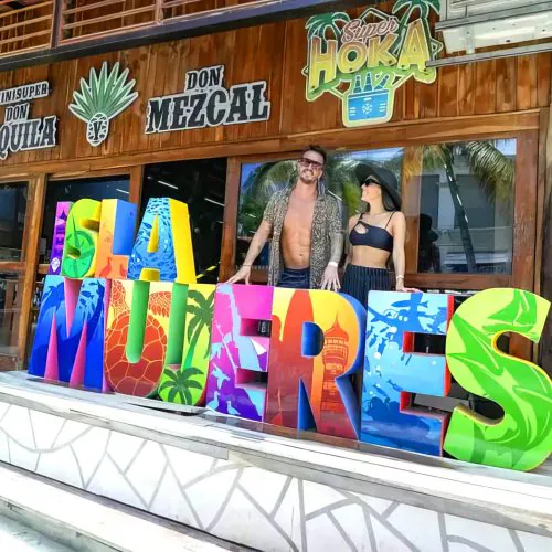 isla-mujeres-couple-vacation-scaled